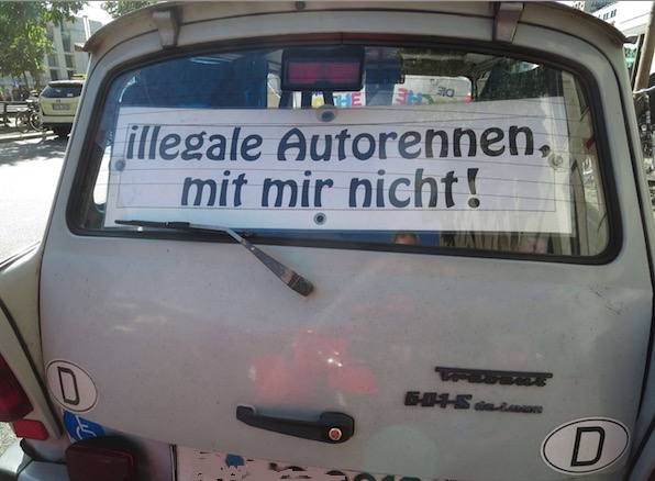 Foto Trabi, mit im Rückfenster angebrachten Schild: 