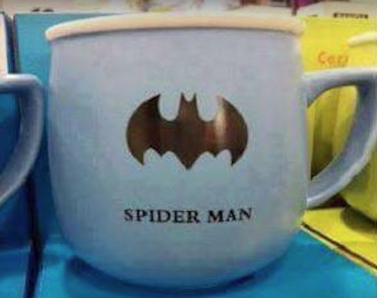 Foto Tasse, auf der das Batman Logo aufgedruckt ist, zusammen mit Schriftzug 